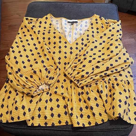 ELOQUII Elements Women's Plus Size Puff Sleeve Geo Print Peplum Top - Picture 4 of 4